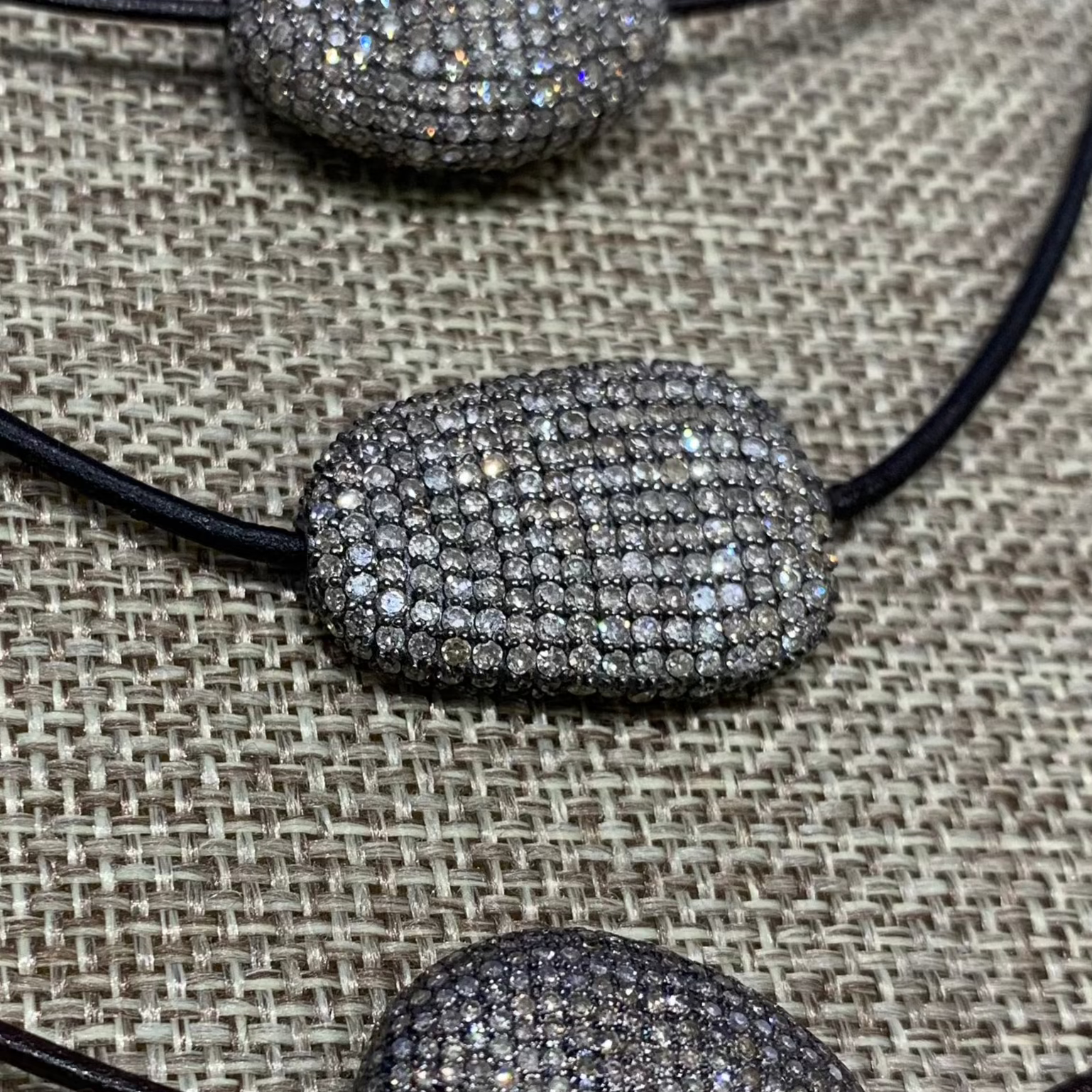 FLAT DIAMOND PEBBLE