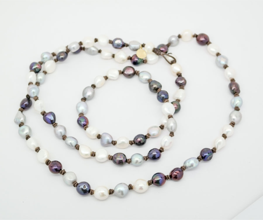 Sautoir | Tri-colored small baroque pearl on leather