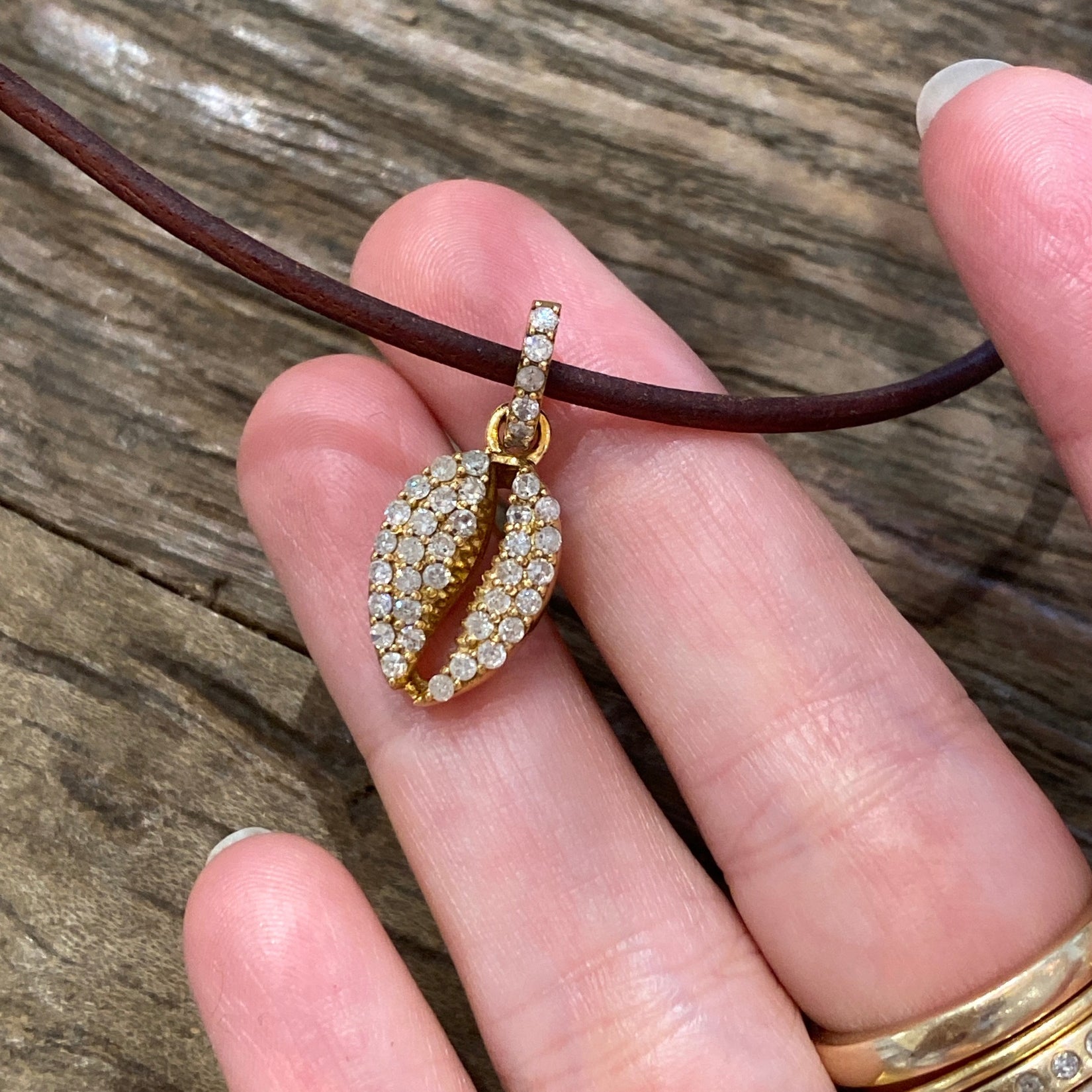 Diamond Shell Choker | 16"
