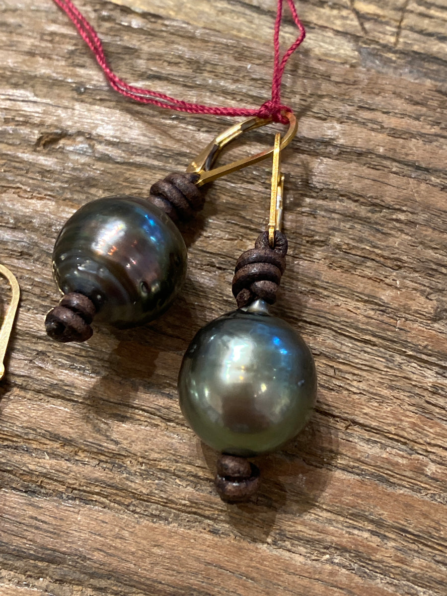 Earrings | Large Tahitian Pearl on Leather
